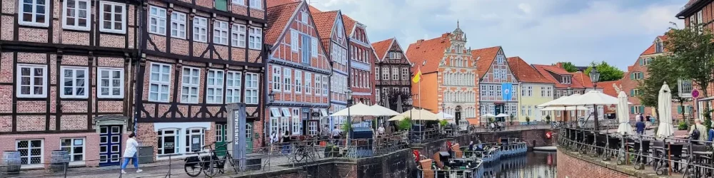 Fachwerkhäuser am Stader Hafen mit Spiegelung im Wasser